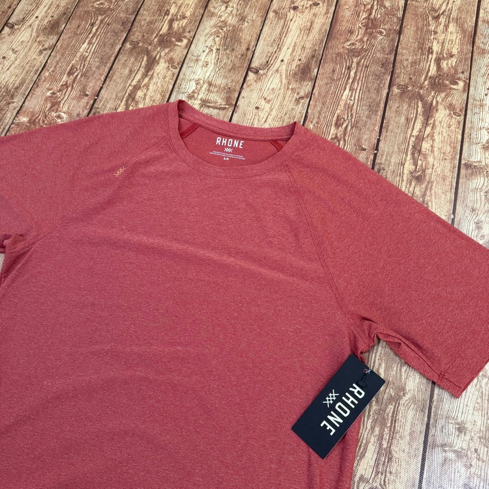 Rhone Reign Short Sleeve T Shirt Mens Small Red Heathered Moisture Wicking NWT